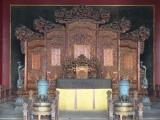 [Cliquez pour agrandir : 115 Kio] Pékin - La Cité interdite : le palais de la pureté céleste : l'intérieur : le trône.