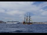 [Cliquez pour agrandir : 78 Kio] Cabo San Lucas - Le bateau pirate Buccaneer Queen devant le navire de croisière Discovery Princess.