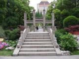 [Cliquez pour agrandir : 131 Kio] Shanghai - Le parc Guangqi : porte devant la tombe de Xu Guangqi.