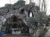 [Cliquez pour agrandir : 123 Kio] Villeneuve-d'Ascq - L'école Saint-Adrien : la grotte de Lourdes.