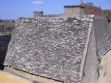 [Cliquez pour agrandir : 155 Kio] Dordogne - Le château de Beynac : une toiture en lauzes.