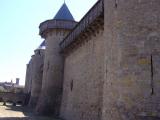 [Cliquez pour agrandir : 79 Kio] Carcassonne - Les remparts et les douves asséchées.