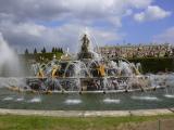 [Cliquez pour agrandir : 100 Kio] Versailles - Une fontaine en activité.