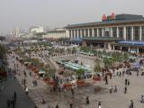 [Cliquez pour agrandir : 108 Kio] Xi'an - La gare et sa place animée vues des remparts.