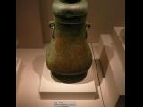 [Cliquez pour agrandir : 61 Kio] Xi'an - Le musée de l'histoire du Shaanxi : récipient en bronze du 10è ou 9è s. avant J.C.