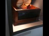 [Cliquez pour agrandir : 49 Kio] Lyon - Le musée Lumière : Gramophone avec diaphragme en papier plissé (vers 1920).