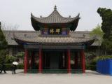 [Cliquez pour agrandir : 87 Kio] Xi'an - La forêt de stèles : pavillon abritant le Canon de la piété filiale.