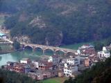 [Cliquez pour agrandir : 103 Kio] Lishui - Le parc du mont Dinghu : la ville vue du sommet.