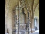[Cliquez pour agrandir : 92 Kio] Bayonne - La cathédrale : le cloître : tombeau.