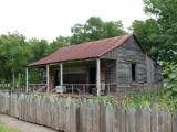 [Cliquez pour agrandir : 116 Kio] Louisiana - A plantation: house of slaves.