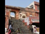 [Cliquez pour agrandir : 142 Kio] Jaipur - Entrée d'un temple.