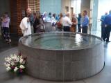 [Cliquez pour agrandir : 88 Kio] Oakland - The cathedral of Christ the Light: the baptismal font.