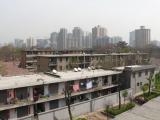 [Cliquez pour agrandir : 93 Kio] Xi'an - Bâtiments de la ville intérieure et extérieure vus des remparts.