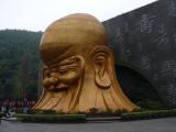 [Cliquez pour agrandir : 69 Kio] Liyang - L'océan de bambous : Sculpture immense en forme de tête.