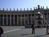 [Cliquez pour agrandir : 86 Kio] Vatican - La place Saint-Pierre : l'alignement parfait des colonnes des bras.