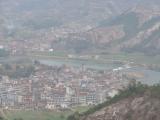 [Cliquez pour agrandir : 80 Kio] Lishui - Le parc du mont Dinghu : la ville vue du sommet.