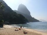 [Cliquez pour agrandir : 73 Kio] Rio de Janeiro - Le pain de sucre : plage et baie.