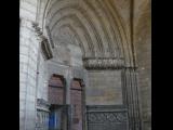 [Cliquez pour agrandir : 99 Kio] Noyon - La cathédrale : portail sous l'auvent.
