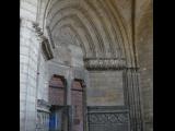 [Cliquez pour agrandir : 99 Kio] Noyon - La cathédrale : portail sous l'auvent.