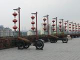 [Cliquez pour agrandir : 76 Kio] Nankin - La porte de Chine : canons et lanternes sur les remparts.
