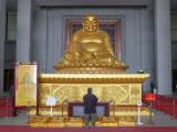 [Cliquez pour agrandir : 92 Kio] Famen - Le nouveau complexe : statue du Bouddha dans le rez-de-chaussée de la pagode moderne.
