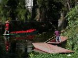 [Cliquez pour agrandir : 185 Kio] Mexico - Le quartier Xochimilco : canal.