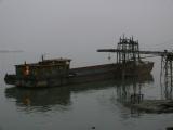 [Cliquez pour agrandir : 58 Kio] Hangzhou - Bateau sur le fleuve Qiantang.