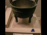 [Cliquez pour agrandir : 64 Kio] Xi'an - Le musée de l'histoire du Shaanxi : récipient en bronze du 9è ou 8è s. avant J.C.