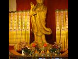 [Cliquez pour agrandir : 129 Kio] Shanghai - Le temple de Jing'An : statue et offrandes.