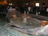 [Cliquez pour agrandir : 101 Kio] Rome - La place d'Espagne : la fontaine Barcaccia.