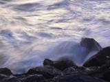 [Cliquez pour agrandir : 61 Kio] Pays Basque - Vagues sur des rochers.