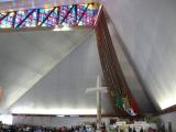 [Cliquez pour agrandir : 94 Kio] Monterrey - La basilique Notre-Dame-de-Guadalupe : l'église nouvelle : la nef et le chœur.