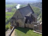 [Cliquez pour agrandir : 92 Kio] Dordogne - Le château de Beynac : la cour intérieure et la chapelle.