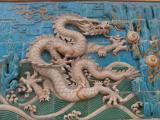 [Cliquez pour agrandir : 120 Kio] Pékin - Le parc Beihai : le mur des neuf dragons : détail.