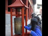 [Cliquez pour agrandir : 91 Kio] Pékin - Le temple Yonghegong : moulin à prières.