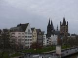 [Cliquez pour agrandir : 71 Kio] Cologne - Maisons et église Grand-Saint-Martin, au bord du Rhin.