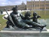 [Cliquez pour agrandir : 102 Kio] Versailles - Une statue, représentant la corne d'abondance.