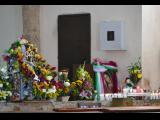 [Cliquez pour agrandir : 120 Kio] Cabo San Lucas - Le sanctuaire Notre-Dame-de-Guadalupe : le chœur, fleuri.
