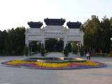 [Cliquez pour agrandir : 77 Kio] Pékin - Le parc Zhongshan : l'entrée.
