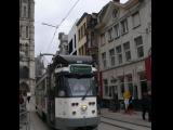 [Cliquez pour agrandir : 85 Kio] Gand - Le tramway devant la cathédrale Saint-Bavon.
