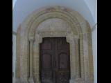 [Cliquez pour agrandir : 63 Kio] Paray-le-Monial - La basilique du Sacré-Cœur : le cloître : porte romane.