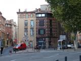 [Cliquez pour agrandir : 115 Kio] Toulouse - Rue avec des façades décorées.