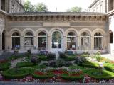 [Cliquez pour agrandir : 130 Kio] Paris - L'Hôtel-Dieu : le jardin intérieur.