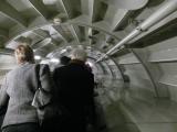 [Cliquez pour agrandir : 76 Kio] Bruxelles - L'atomium : escalator dans un tube oblique.