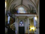 [Cliquez pour agrandir : 88 Kio] Santa Fe - The Loretto chapel: the entrance and the spiral staircase.