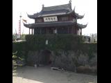 [Cliquez pour agrandir : 83 Kio] Suzhou - La porte Weng : porte et cour intérieur.
