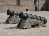 [Cliquez pour agrandir : 100 Kio] Xi'an - Les remparts : canons.